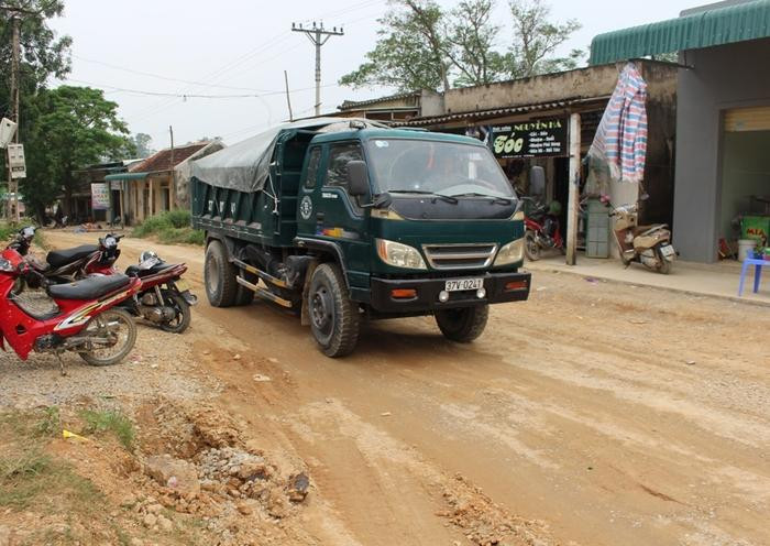 Nguyên nhân đường xuống cấp là do nhiều xe tải chở vật liệu lấy từ mỏ đá Quỳnh Tân (Quỳnh Lưu) cách khu vực đường khoảng hơn 1km.