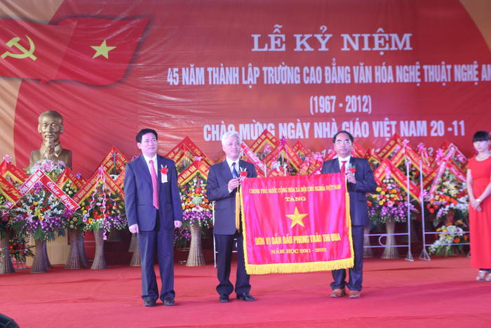 Trường Cao đẳng Văn hóa Nghệ thuật Nghệ An đón nhận Cờ thi đua xuất sắc của Chính phủ nhân dịp kỷ niệm 45 năm ngày thành lập.