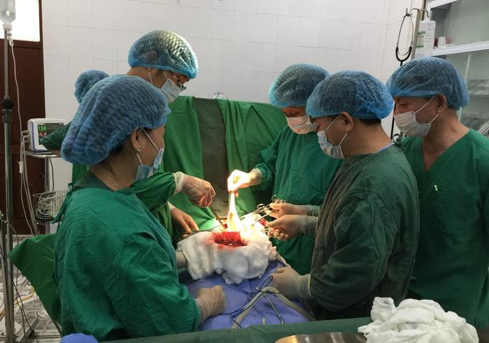 Kíp mổ Trung tâm y tế Kỳ Sơn đang thực hiện ca phẫu thuật. Ảnh: Từ Thành