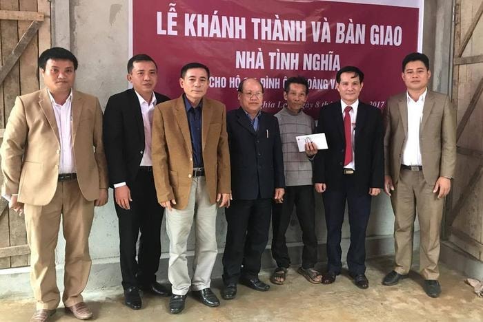 Ngân hàng nông nghiệp trao tiền hộ trợ cho gia đình ông Hòa