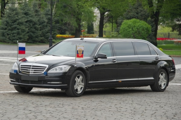 S600 Guard Pullman của Tổng thống Putin được thiết kế dài hơn so với các phiên bản thương mại. Xe được bọc thép chắc chắn theo tiêu chuẩn chống đạn B6 không thể xuyên thủng bằng vũ khí cá nhân. Xe còn được trang bị hệ thống gây nhiễu, hệ thống phòng thủ chống lại cuộc tấn công bằng vũ khí dẫn đường. Bên trong có thiết bị liên lạc vệ tinh mã hóa giúp duy trì liên lạc giữa tổng thống và các quan chức ở mọi nơi.