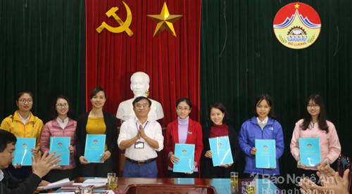 1.Lãnh đạo huyện Đô Lương đã trao quyết định cho 13 đồng chí công chức cấp xã về làm việc tại 11 xã. 