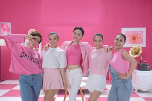 Teaser MV Mưa sale băng ra mắt vào ngày 31/10 và hiện thu hút gần hai triệu lượt xem trên YouTube. Chương trình giảm giá sẽ diễn ra từ ngày 9/11 đến 11/11 tới.