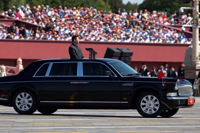 Xe nguyên thủ quốc gia Trung Quốc, Chủ tịch Tập Cận Bình là chiếc siêu xe limousine Hongqi L5. Mẫu xe này được thiết kế và sản xuất hoàn toàn bởi người Trung Quốc. Xe có khả năng chống đạn cùng nhiều tính năng cao cấp không hề kém cạnh các mẫu siêu xe trên Thế giới.