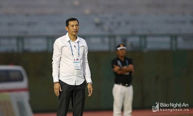HLV Nguyễn Đức Thắng (SLNA) đang đứng trước danh hiệu đầu tiên trong vai trò dẫn dắt đội bóng xứ Nghệ. Ảnh: Hoàng Tùng