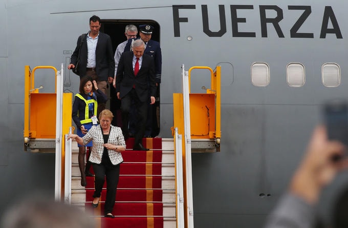 Bà Michelle Bachelet và đoàn tháp tùng bước xuống thang máy bay.Chuyến thăm của Tổng thống Michelle Bachelet Jeria, 66 tuổi, diễn ra nhân dịp bà cùng lãnh đạo của các nền kinh tế thành viên APEC tham dự Hội nghị Cấp cao APEC được tổ chức tại Đà Đẵng ngày 6 - 11/11.