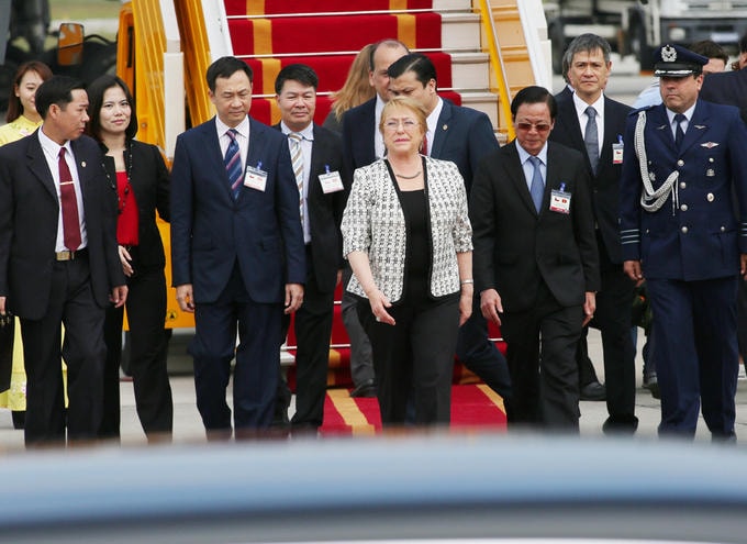 Bà Michelle Bachelet là Tổng thống Chile nhiệm kỳ 2014 - 2018. Ngoài tiếng Tây Ban Nha là ngôn ngữ mẹ đẻ, bà còn nói tiếng Anh, tiếng Đức, tiếng Bồ Đào Nha và tiếng Pháp.