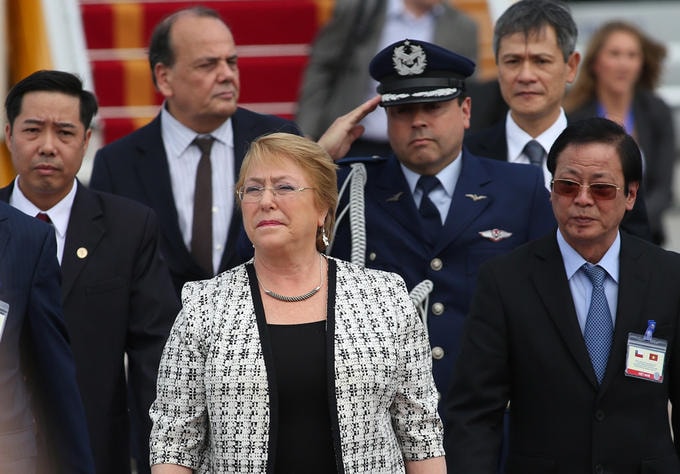 Bà Bachelet từng là bác sĩ Nhi khoa và Y tế cộng đồng, cố vấn của Tổ chức Y tế Thế giới trong thời gian 1982 - 1994. Sau đó, bà lần lượt trở thành Bộ trưởng Y tế, Bộ trưởng Quốc phòng và nữ Tổng thống đầu tiên trong lịch sử Chile vào năm 2006.