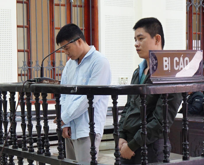 Lương Hùng Cường (áo trắng) và Ngô Văn Cường tại phiên tòa. Ảnh: Như Bình