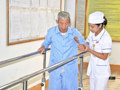 Chăm sóc bệnh nhân tại Bệnh viện Phục hồi chức năng Nghệ An. Ảnh: Thanh Thủy