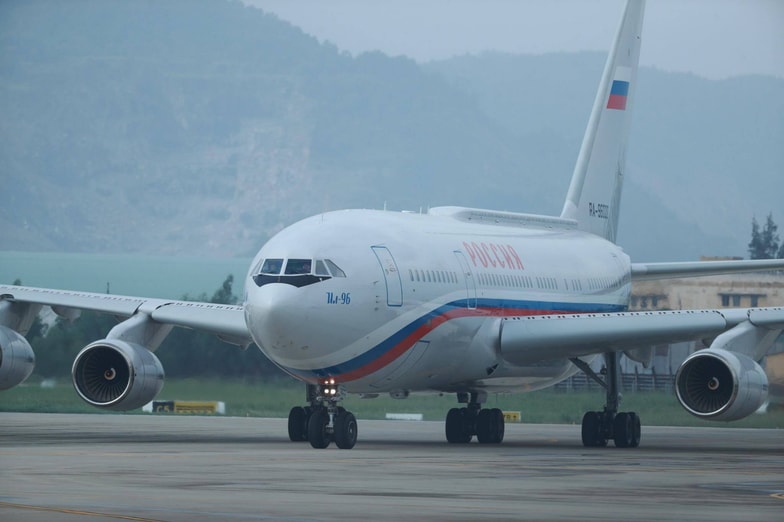 Chuyên cơ của Nga vừa đáp xuống sân bay Đà Nẵng - Ảnh: DUY LINH