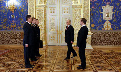 Tổng thống Putin nhận vali Cheget tại Điện Kremlin năm 2012. Ảnh: AFP.