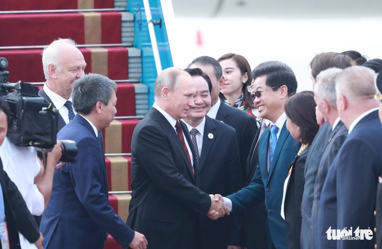 Tổng thống Nga Vladimir Putin được tiếp đón nồng hậu ở sân bay Đà Nẵng - Ảnh: NGUYỄN KHÁNH