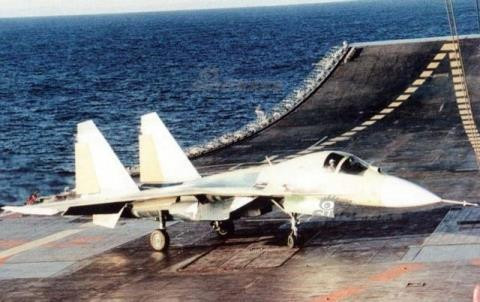 Su-33UB thử nghiệm cất hạ cánh trên tàu sân bay Đô đốc Kuznetsov