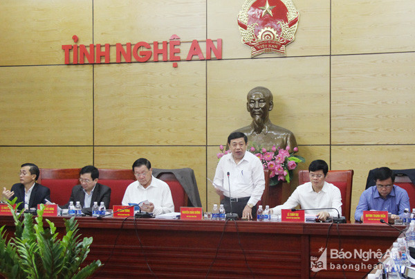 Đồng chí Nguyễn Xuân Đường – Phó Bí thư Tỉnh ủy, Chủ tịch UBND tỉnh và các đồng chí Phó Chủ tịch UBND tỉnh chủ trì cuộc họp. 