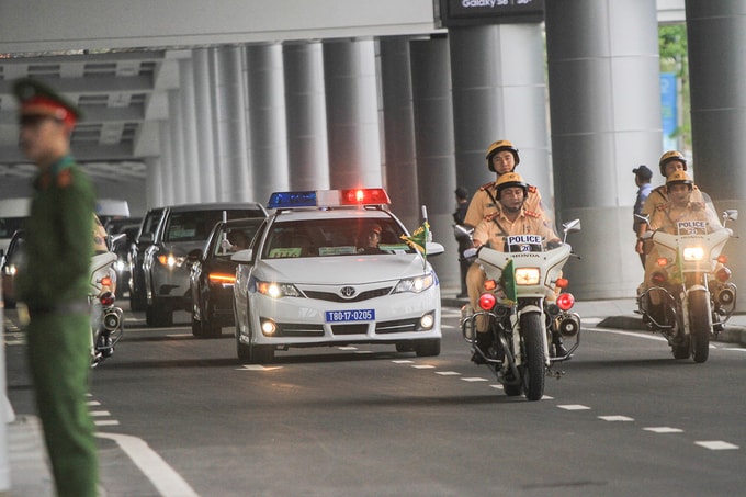 8h30, trước nhà ga quốc tế, các xe đặc chủng của CSGT được tăng cường vào bãi đỗ gần khu VIP A. Một số phương tiện đi vào đường phía trước nhà ga đã được nhắc nhở dời đi nơi khác. Tuyến đường này đoàn lãnh đạo cấp cao sẽ đi qua, trước khi lưu thông qua các tuyến phố của Đà Nẵng. 