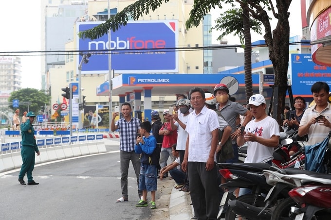 Hai bên đường, hàng trăm người dân Đà Nẵng đứng xem và chụp ảnh đoàn xe. Sau cơn mưa lúc sáng sớm, đường dần khô ráo, thời tiết thuận lợi cho việc di chuyển. 