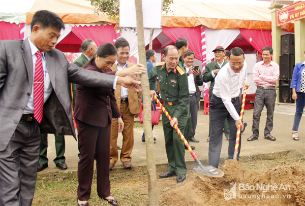 Các đồng chí lãnh Bộ CHQS tỉnh, lãnh đạo huyện trồng câu lưu niệm trong khuôn viên Nhà văn hóa xóm 10. Ảnh: Cảnh Nam