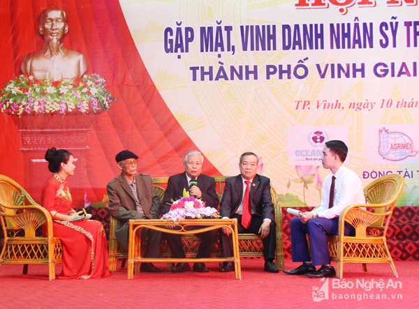 Các nhan sỹ, trí thức, cá nhân tiêu biểu giao lưu, trao đổi tại lễ gặp mặt, vinh danh. Ảnh: Minh Chi