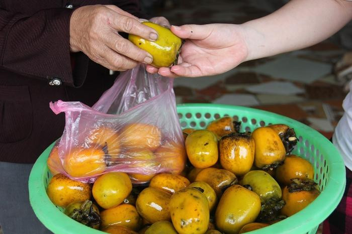 Hiện đang mùa hồng nên nhiều người chọn mua loại trái cây này vì giá không quá đắt, hơn nữa hồng là loại quả sạch trồng tại vườn nên khách hàng tin tưởng. Ảnh: Thiên Thiên