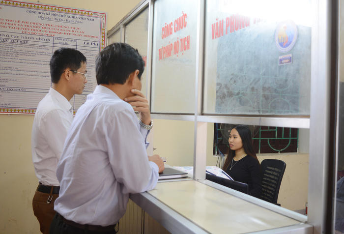 Đoàn kiểm tra liên ngành làm việc tại bộ phận một cửa UBND xã Nghi Vạn, huyện Nghi Lộc. Ảnh: T.G