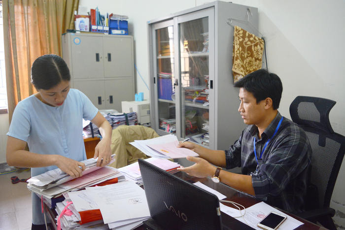 Cán bộ, công chức phòng Tài nguyên - Môi trường UBND huyện Nghi Lộc thực hiện nhiệm vụ chuyên môn. Ảnh: T.G