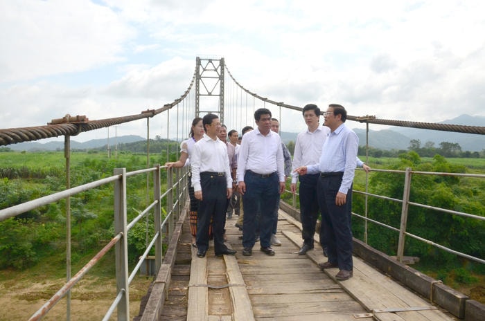 Đồng chí Phan Đình Trạc kiểm tra tại cầu treo Chôm Lôm. Ảnh: Thành Duy