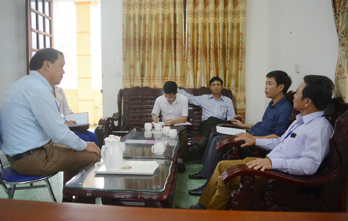 Đoàn kiểm tra trao đổi với lãnh đạo xã Nghi Thịnh, huyện Nghi Lộc. Ảnh: T.G