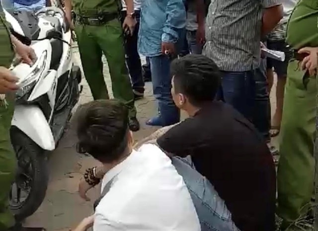 2 thanh niên bị bắt giữ cùng hung khí là mã tấu tự chế