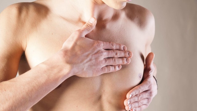 Nam giới cũng cần được kiểm tra vùng ngực - Ảnh minh họa