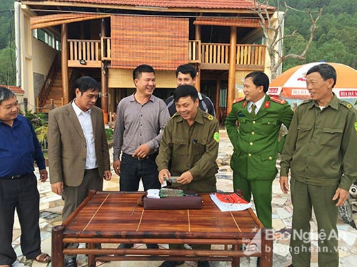 Tổ công tác Công an huyện Nghi Lộc, CôngAnh Nguyễn Thanh Hòa (thứ 3 trái sang) cùng tổ công tác Công an Huyện Nghi Lộc bàn giao tài sản cho anh Nguyễn Văn Đăng (thứ 2 trái sang). Ảnh: Nhật Tuấn