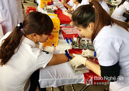  Lấy mẫu máu để xét nghiệm trước khi hiến máu. Ảnh: Lê Ngọc Phương