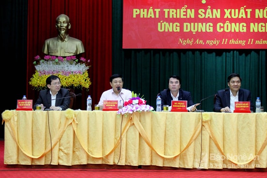 Các đại biểu chủ trì hội nghị. Ảnh: Xuân Hoàng