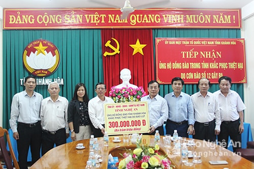 Ông Nguyễn Văn Huy trao hỗ trợ cho nhân dân tỉnh Khánh Hòa khắc phục hậu quả doa bão số 12 gây ra. Ảnh: VĂN GIANG 