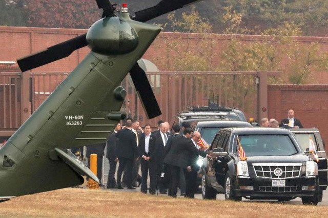 Các nhân viên cao cấp của Nhà Trắng đã thảo luận về tình huống này khi Tổng thống Donald Trump ngồi trong xe của ông ta sau khi bị bắt giữ từ một nỗ lực để thăm khu vực phi quân sự (DMZ) tại ngôi làng ngừng bắn của Panmunjom chia Bắc Triều Tiên và Hàn Quốc tại một trạm quân sự Mỹ ở Seoul, Hàn Quốc, ngày 8 tháng 11 năm 2017.