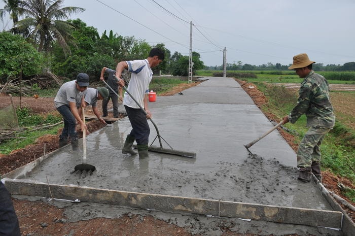 Người dân xã Minh Thành (Yên Thành) làm giao thông nông thôn. Ảnh: Tùng Chi