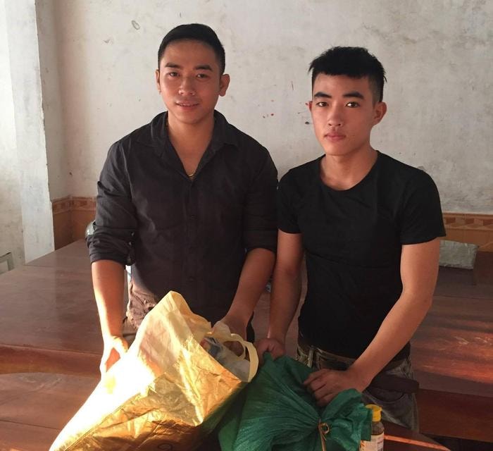 Những món quà nhỏ bé từ các mạnh thường quân đã giúp Pháp đỡ phần nào vất vả trong việc chăm sóc gia đình mình. Ảnh: Thiên ThiênThiên Thiên