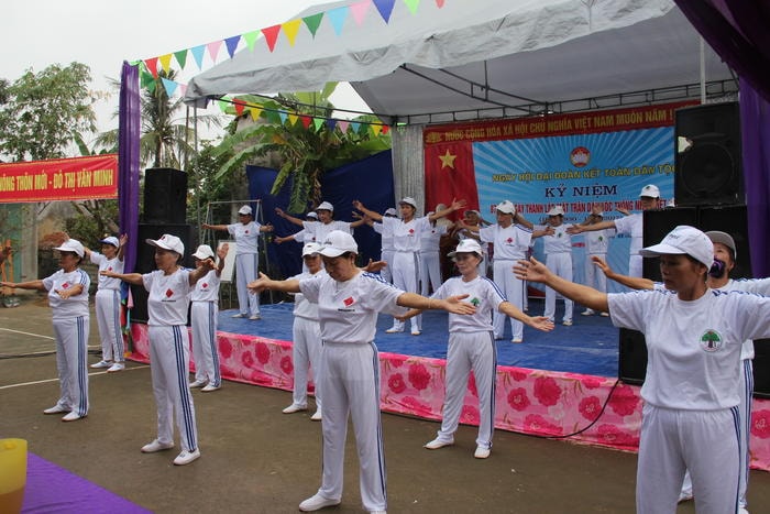 Hội người cao tuổi xóm Chu Trạc biểu diễn thể dục dưỡng sinh tại ngày hội. Ảnh: Hoài Thu