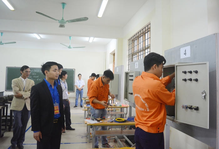 Các thí sinh tranh tài trong nội dung thi nghề Điện công nghiệp. Ảnh: T.G