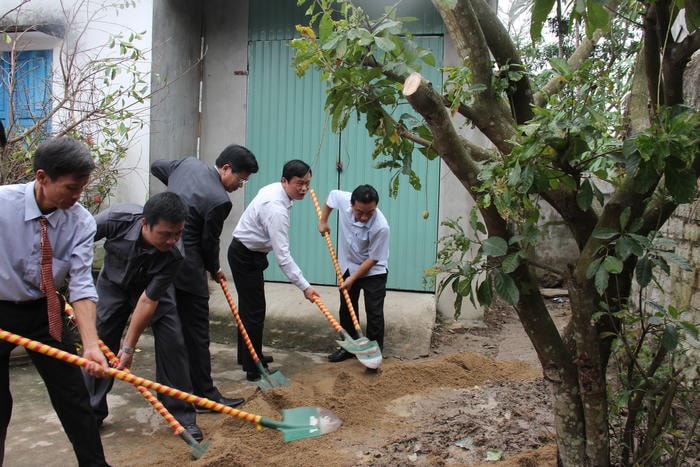 Các đị biểu trồng cây đại đoàn kết tại khuôn viên nhà văn hóa xóm Chu Trạc. Ảnh: Hoài Thu