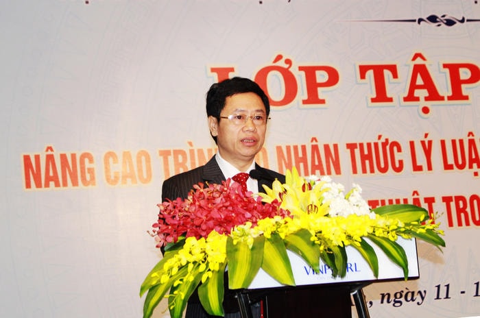 Phát biểu tại buổi khai mạc, đồng chí Nguyễn Xuân Sơn - Phó Bí thư thường trực Tỉnh ủy, Chủ tịch hội đồng nhân dân tỉnh bày tỏ sự vui mừng khi tỉnh Nghệ An được Hội đồng Lý luận, phê bình văn học, nghệ thuật Trung ương chọn làm nơi tổ chức hội nghị; cũng như hoạt động văn học nghệ thuật tỉnh Nghệ An luôn được sự quan tâm theo dõi, động viên và tạo điều kiện của các hội chuyên ngành Trung ương, hội Văn học nghệ thuật trong cả nước. Ảnh: Phương Thúy