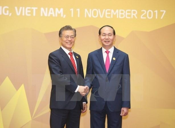 Chủ tịch nước Trần Đại Quang, Chủ tịch Hội nghị Cấp cao APEC lần thứ 25 đón Tổng thống Hàn Quốc Moon Jea-in đến dự Hội nghị. (Ảnh: TTXVN)