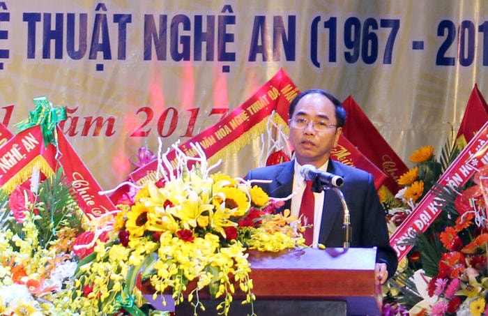PGS.TS.NGƯT Phan Mậu Cảnh - Hiệu trưởng Trường Cao đẳng Văn hóa Nghệ thuật Nghệ An đọc diễn văn kỷ niệm 50 năm thành lập trường. Ảnh: Đinh Nguyệt