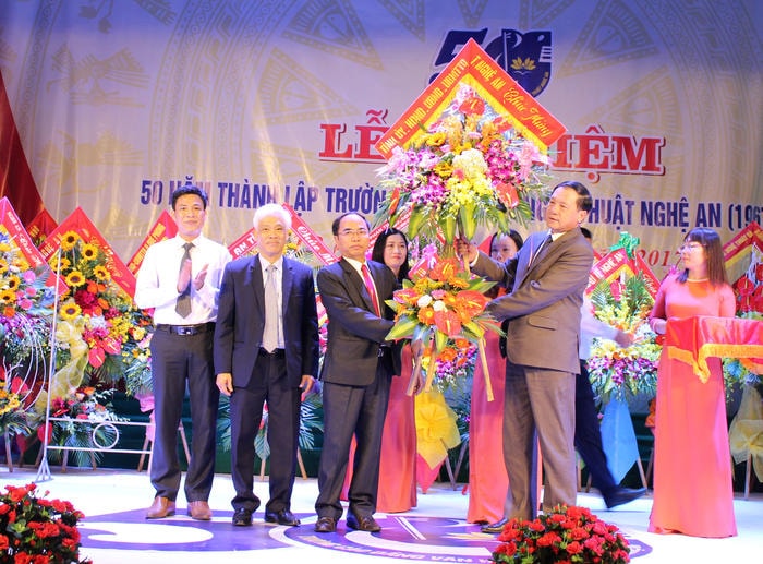 Đồng chí Lê Minh Thông trao lẵng hoa  của HĐND, UBND tỉnh chúc mừng Trường nhân dịp kỷ niệm 50 năm. Ảnh: Đinh Nguyệt 