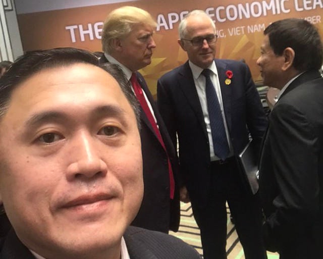 Thư ký đặc biệt của Tổng thống Philippines, Bong Go, chụp ảnh cuộc gặp lần đầu tiên giữa Tổng thống Mỹ Donald Trump và người đồng cấp Philippines Rodrigo Duterte. Ảnh: AP