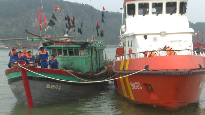 Tàu Sar 273 lai dắt tàu cá vào bờ. Ảnh: Hữu Lương