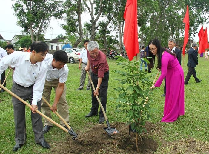 Các đại biểu trồng cây lưu niệm. Ảnh: Tiến Hùng