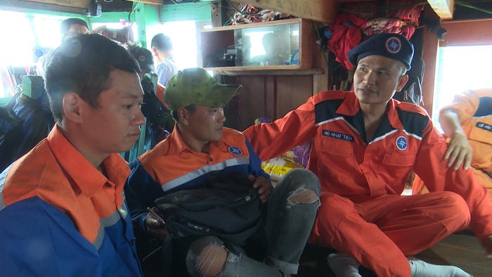 : Lãnh đạo Trung tâm phối hợp tìm kiếm cứu nạn hàng hải Việt Nam thăm hỏi các ngư dân gặp nạn. Ảnh: Hữu Lương