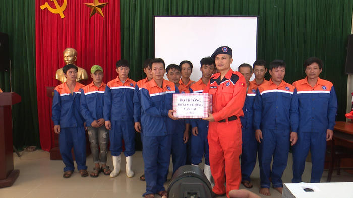 Lãnh đạo Trung tâm phối hợp tìm kiếm cứu nạn hàng hải Việt Nam tặng quà của Bộ Giao thông vận tải, Cục hàng hải Việt Nam cho các thuyền viên gặp nạn. Ảnh: Hữu Lương