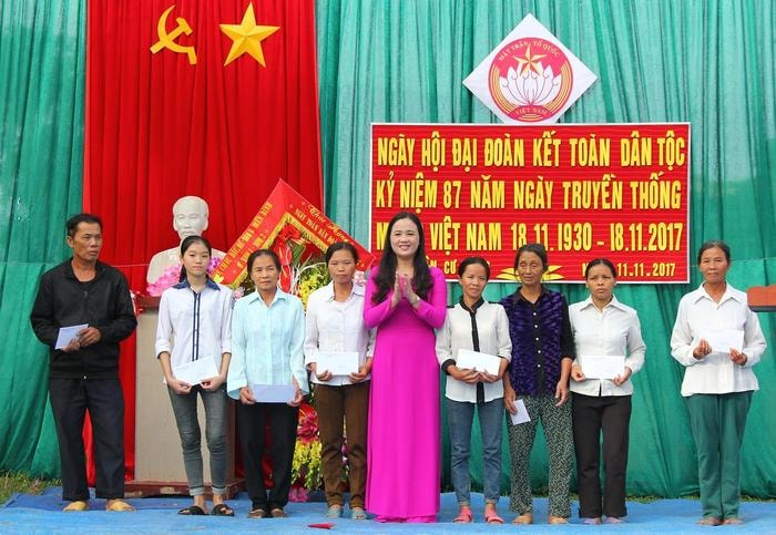 Bà Trần Thị Thu Hương trao quà cho các hộ khó khăn. Ảnh: Tiến Hùng